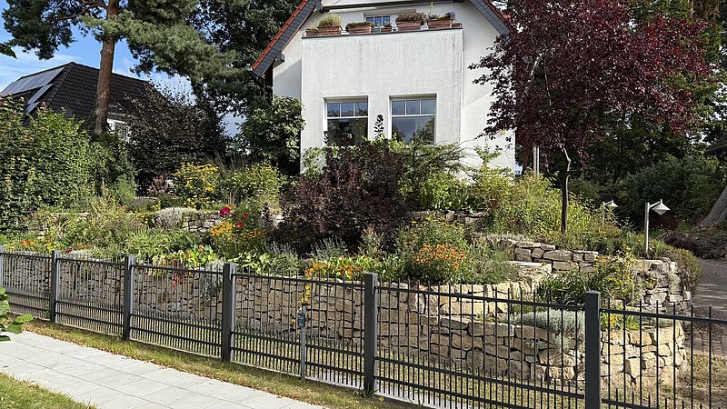 Hangbefestigungen und Mauern