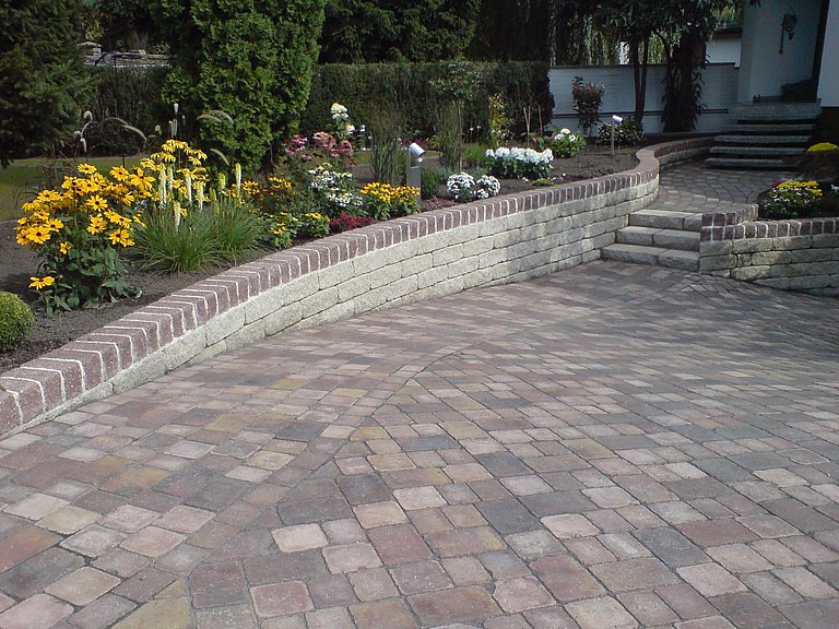 Betonsteinpflasterarbeiten in Groß Kreutz Betonsteinpflasterarbeiten an einer Hauseinfahrt in Groß Kreutz