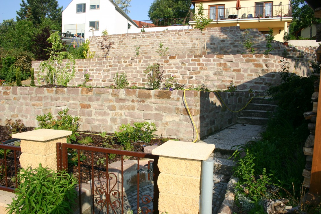 Hangbefestigung Sandstein Mauer aus Wesersandstein rot