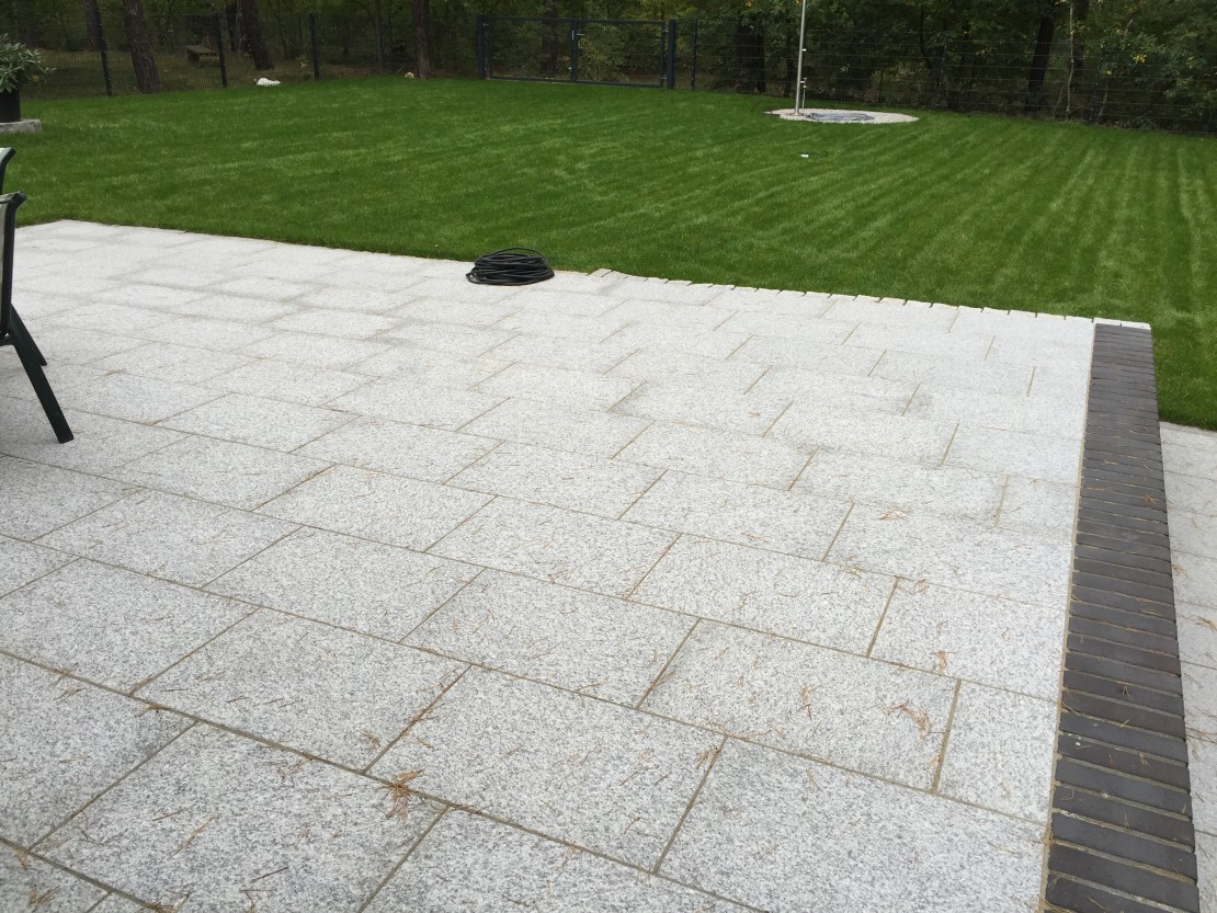 Aussenanlage mit Naturstein Pflaster Granitplatten Drainbeton Epoxidharzfuge Groß Glienicke